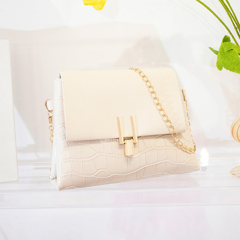 Bolso pequeño con estampado de piedras cuadradas y cadena