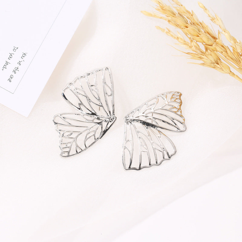 Pendientes de mariposa tallada de 26 g con diseño hueco