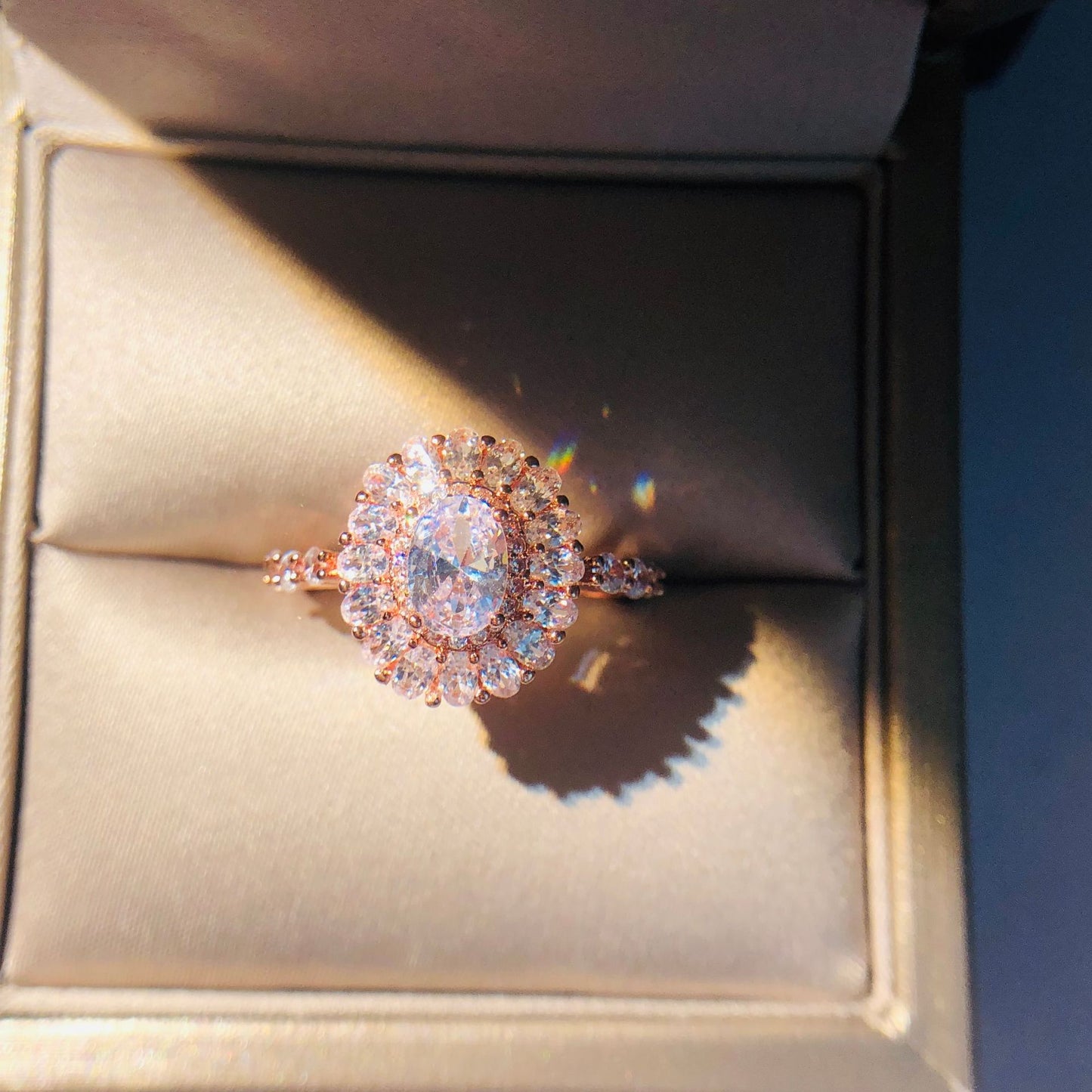 Anillo de compromiso con circonitas bañadas en oro blanco de 13 g