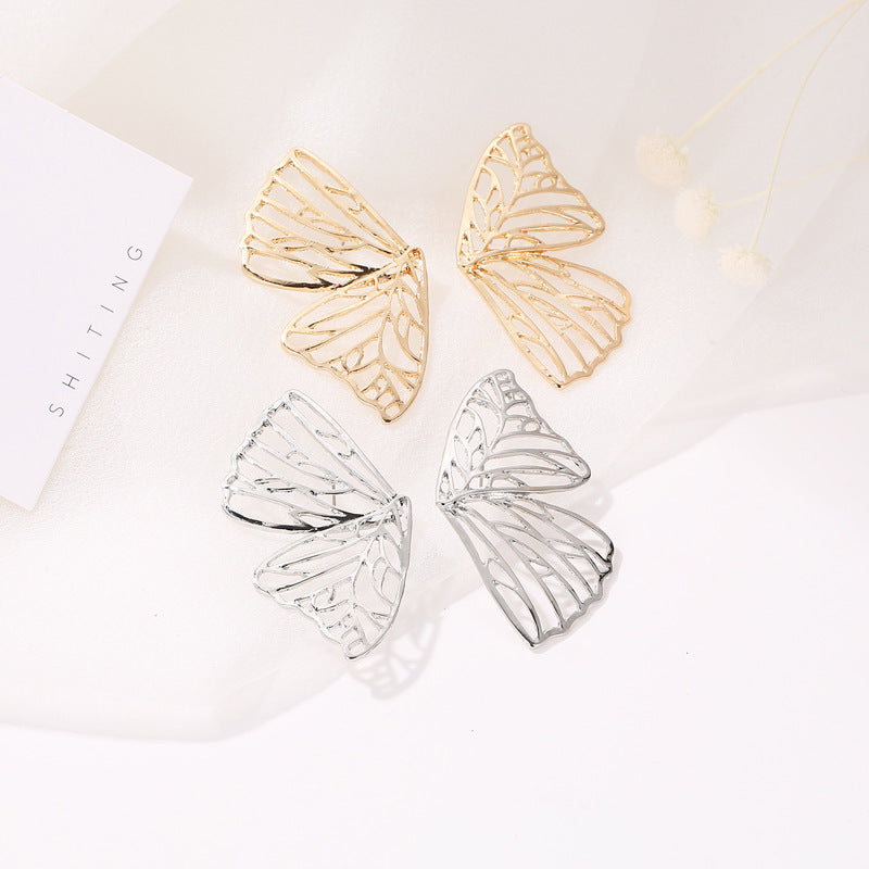 Pendientes de mariposa tallada de 26 g con diseño hueco