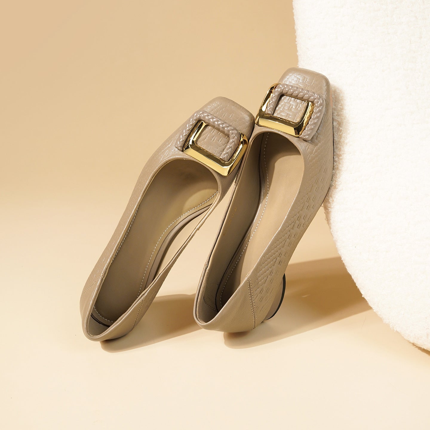Zapatos de tacón bajo de piel de oveja para mujer: comodidad y elegancia