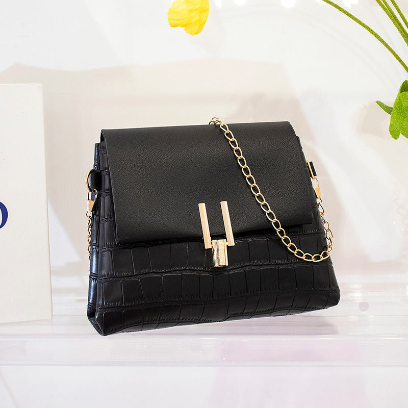 Bolso pequeño con estampado de piedras cuadradas y cadena