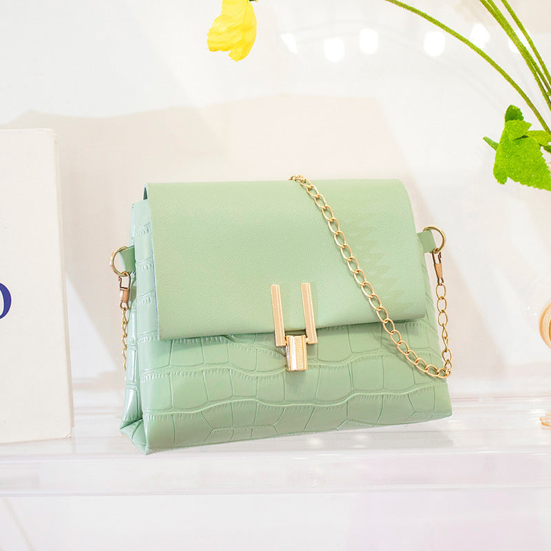 Bolso pequeño con estampado de piedras cuadradas y cadena