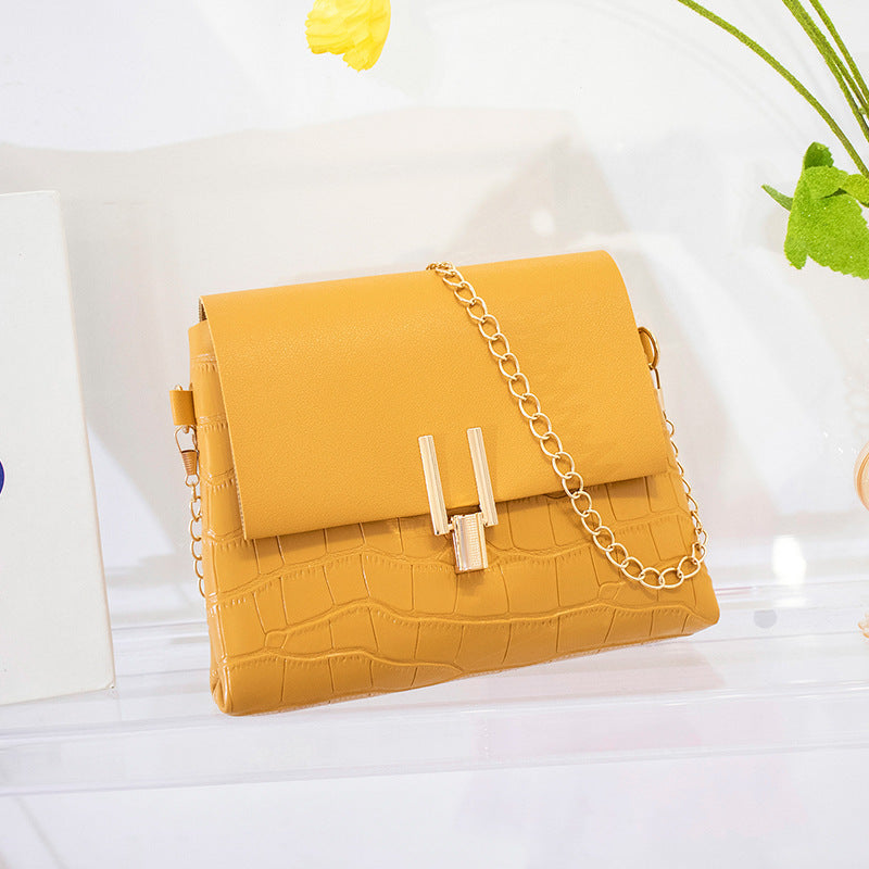 Bolso pequeño con estampado de piedras cuadradas y cadena