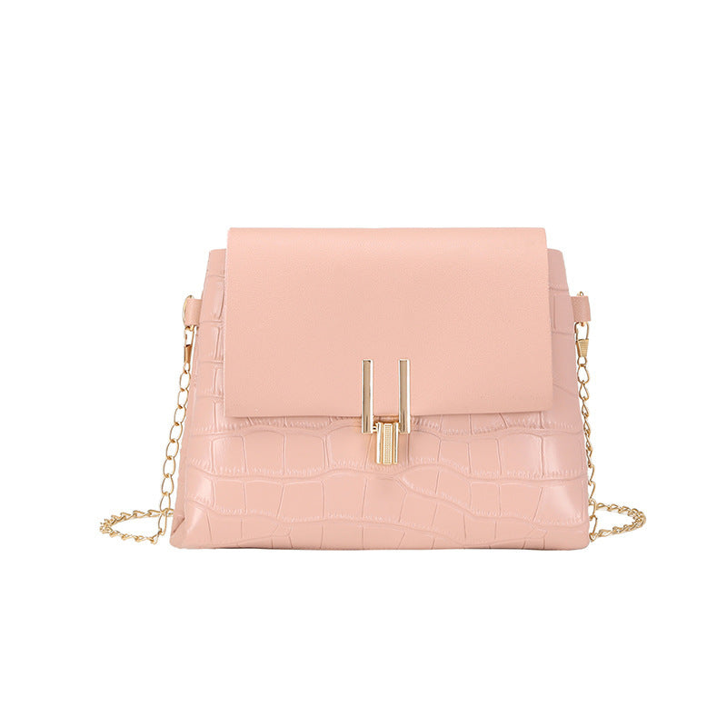 Bolso pequeño con estampado de piedras cuadradas y cadena