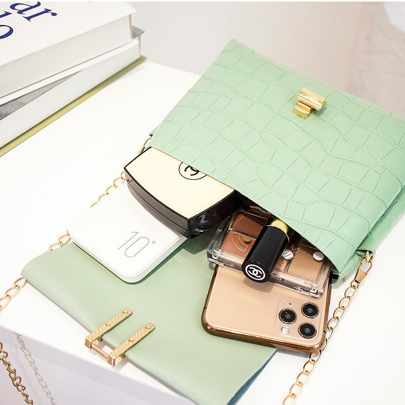 Bolso pequeño con estampado de piedras cuadradas y cadena