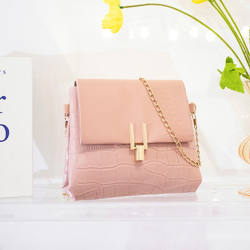 Bolso pequeño con estampado de piedras cuadradas y cadena