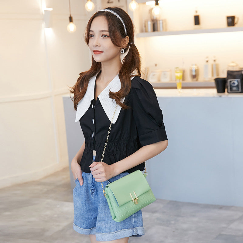 Bolso pequeño con estampado de piedras cuadradas y cadena