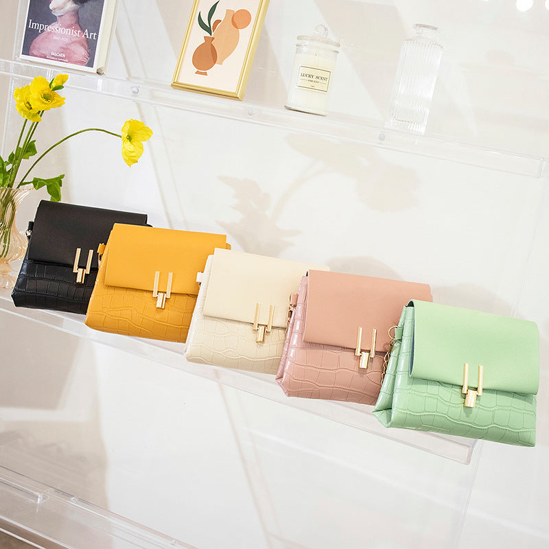 Bolso pequeño con estampado de piedras cuadradas y cadena