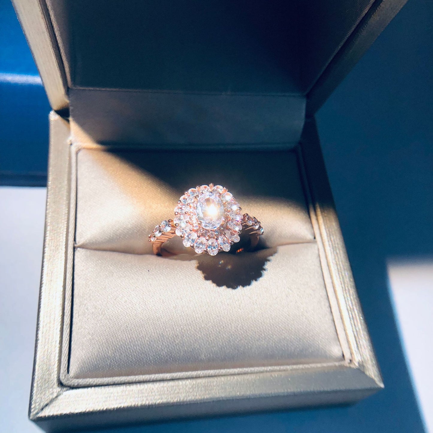 Anillo de compromiso con circonitas bañadas en oro blanco de 13 g