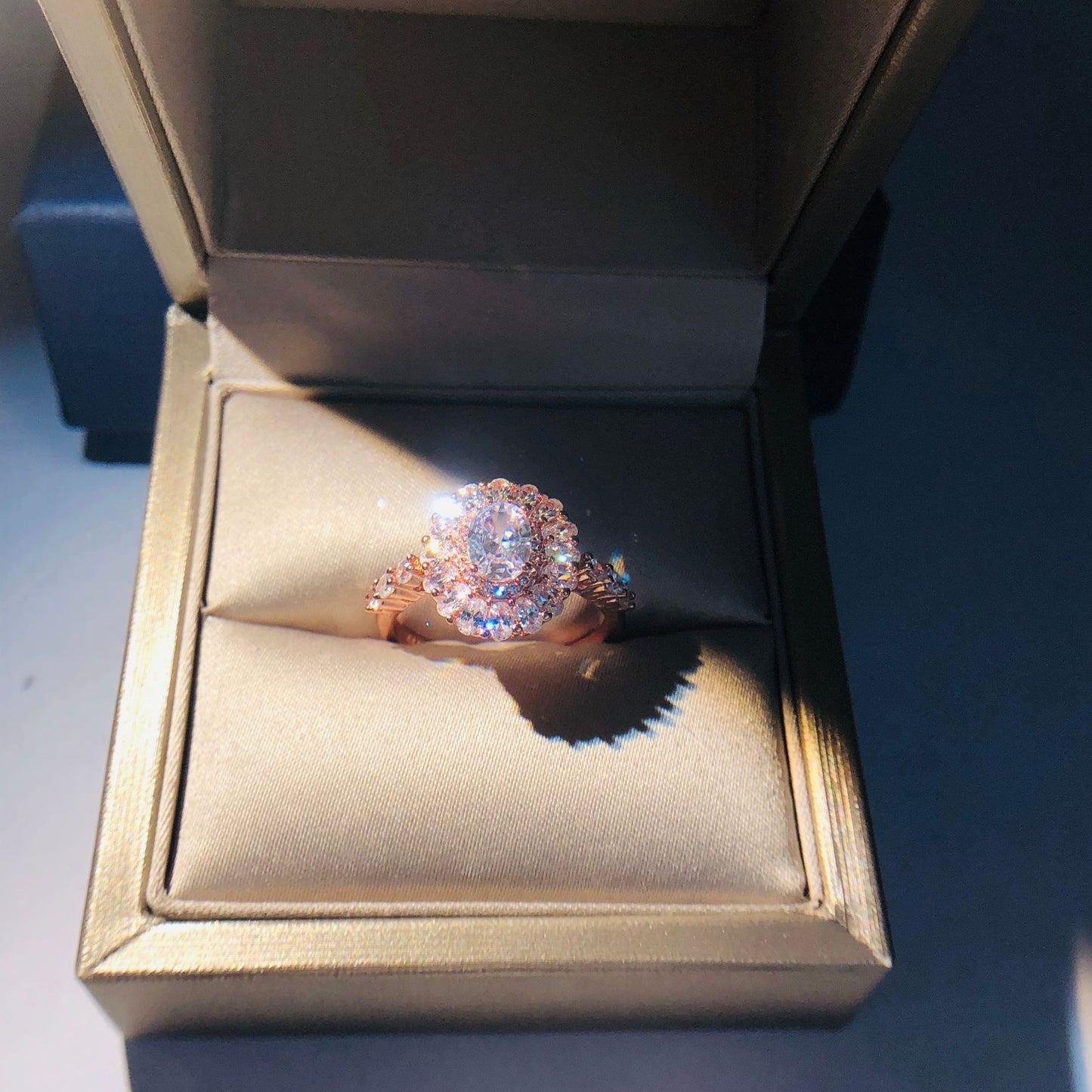 Anillo de compromiso con circonitas bañadas en oro blanco de 13 g