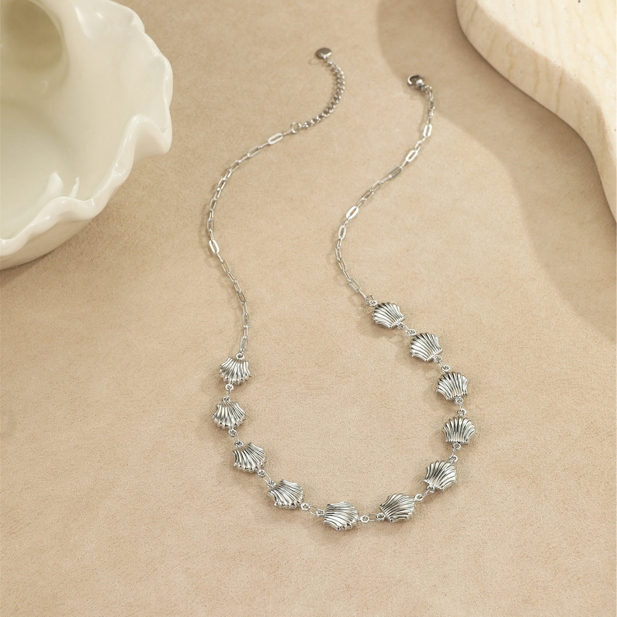Collar de acero inoxidable de 18 g con colgantes de concha de estrella de mar