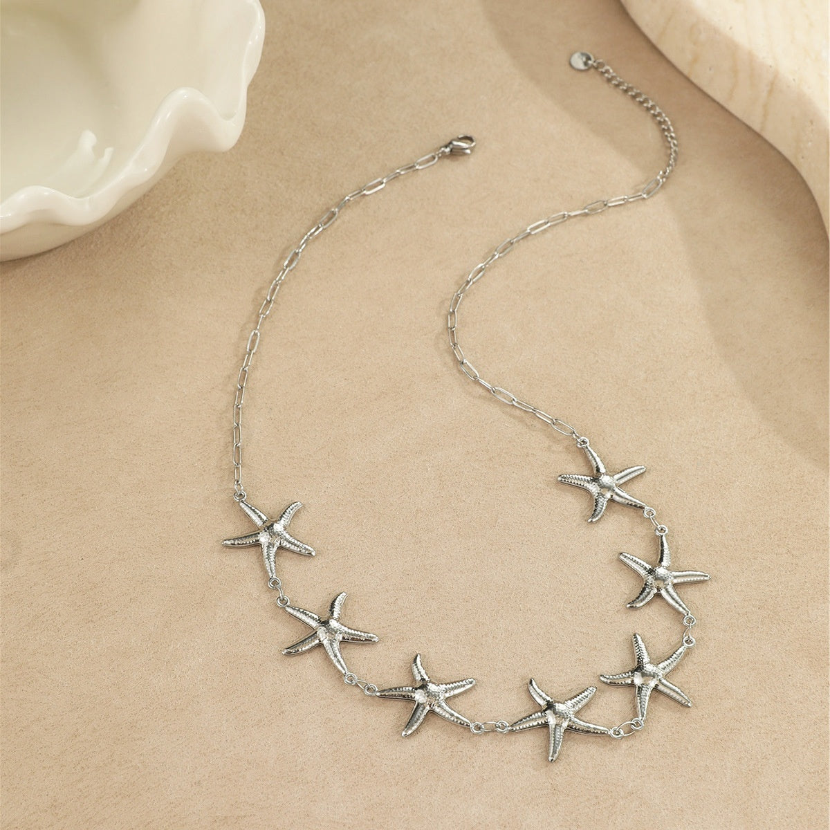 Collar de acero inoxidable de 18 g con colgantes de concha de estrella de mar