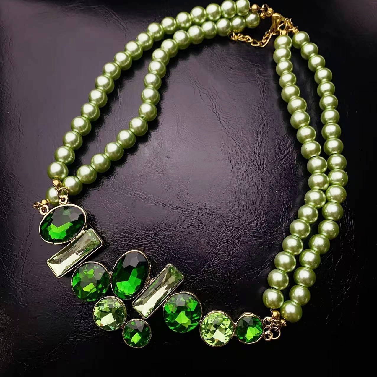 Green Jewelry Set 35g - Pearl Necklace and Earrings