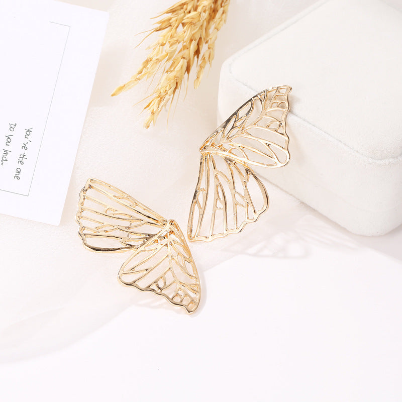 Pendientes de mariposa tallada de 26 g con diseño hueco